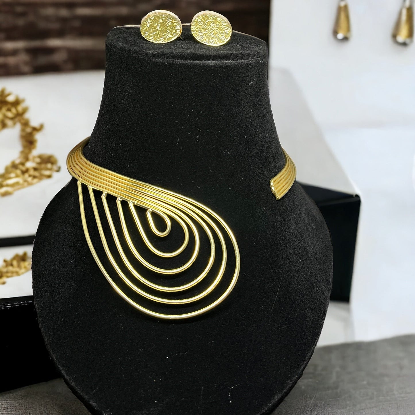 SS Queen Hasli Choker
