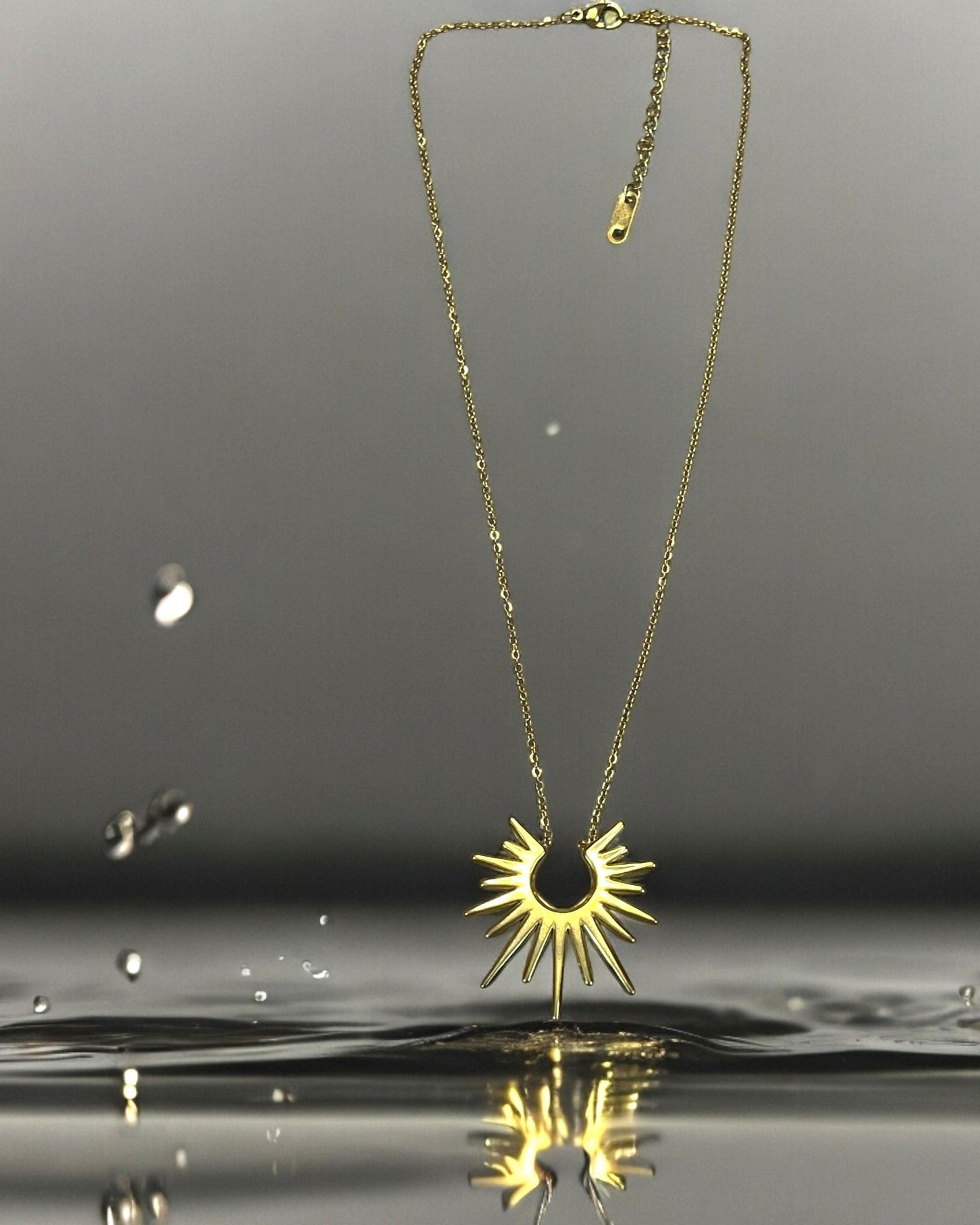 SS Radiant Sol Pendant & Chain Necklace